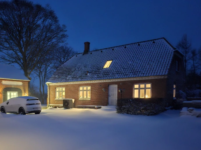 Ældre hus med varmepumpe